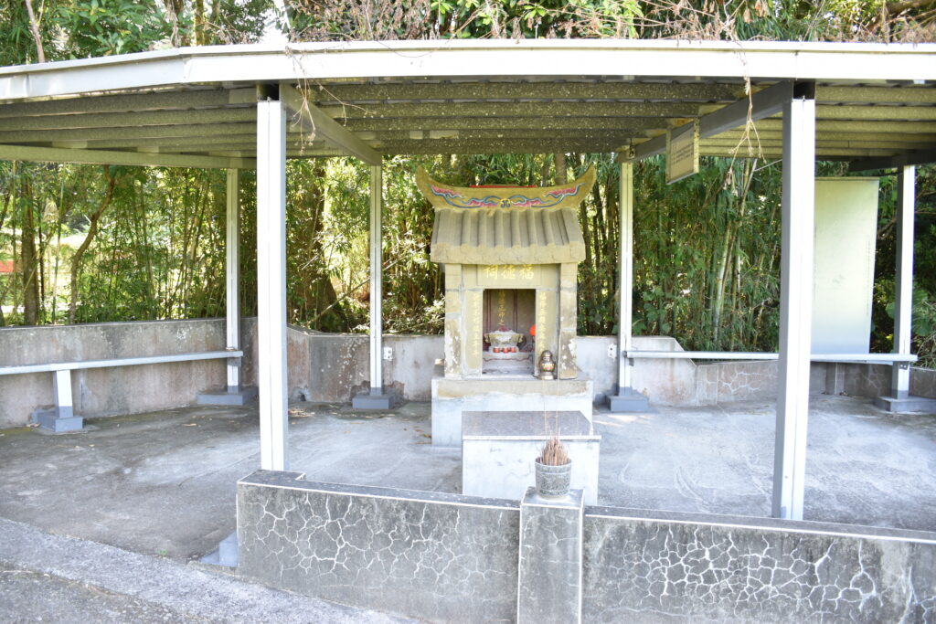 坪林水頭伯公石祠與遮雨棚全景