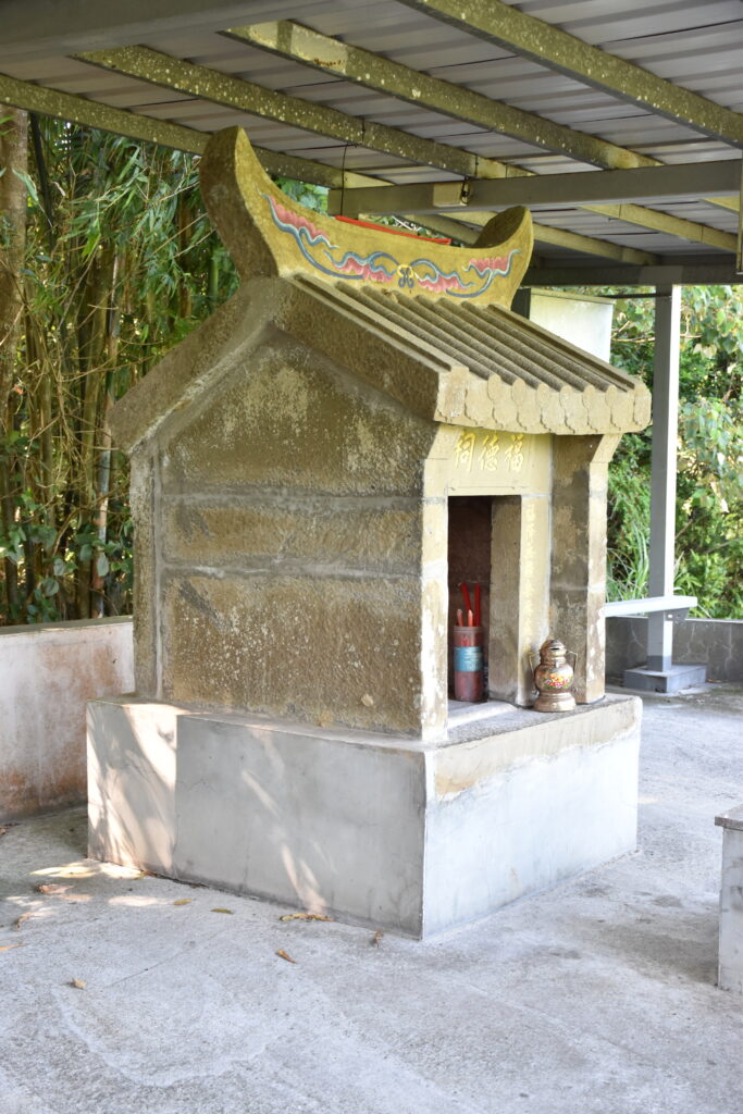石祠側面與屋脊